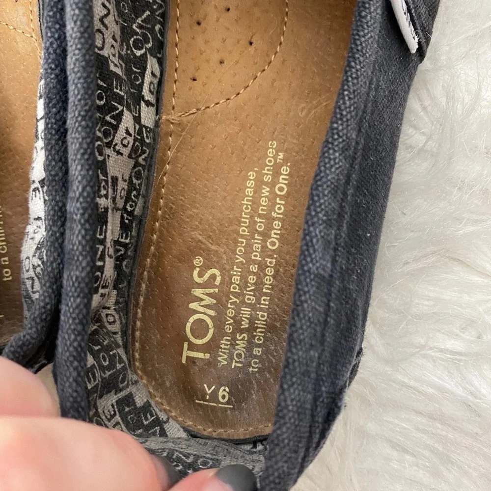 Toms black color